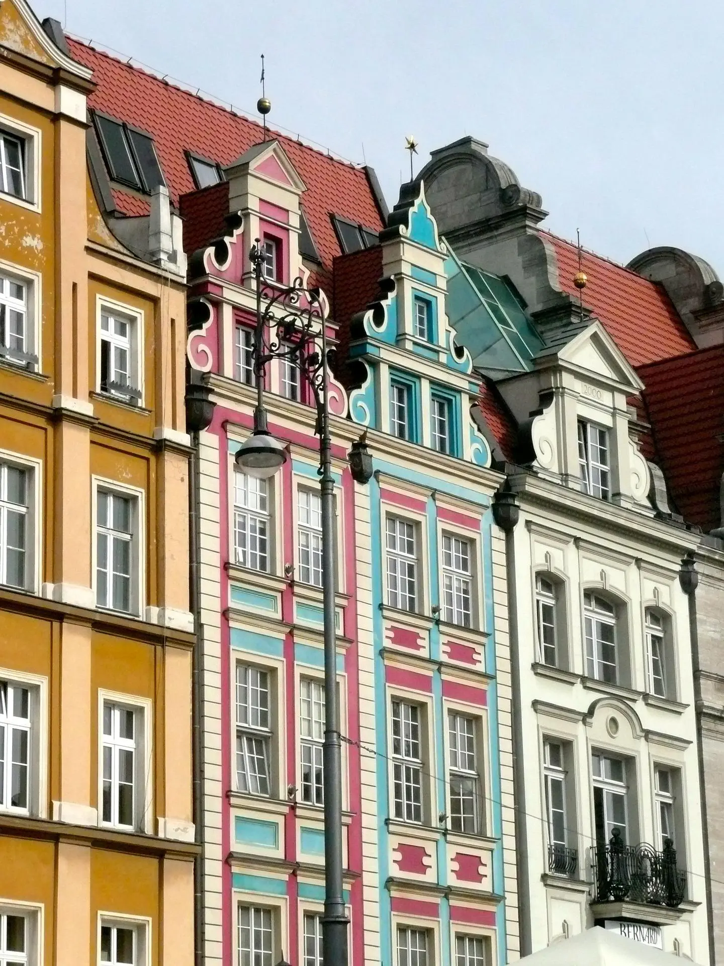 houses-843473_1920.jpg