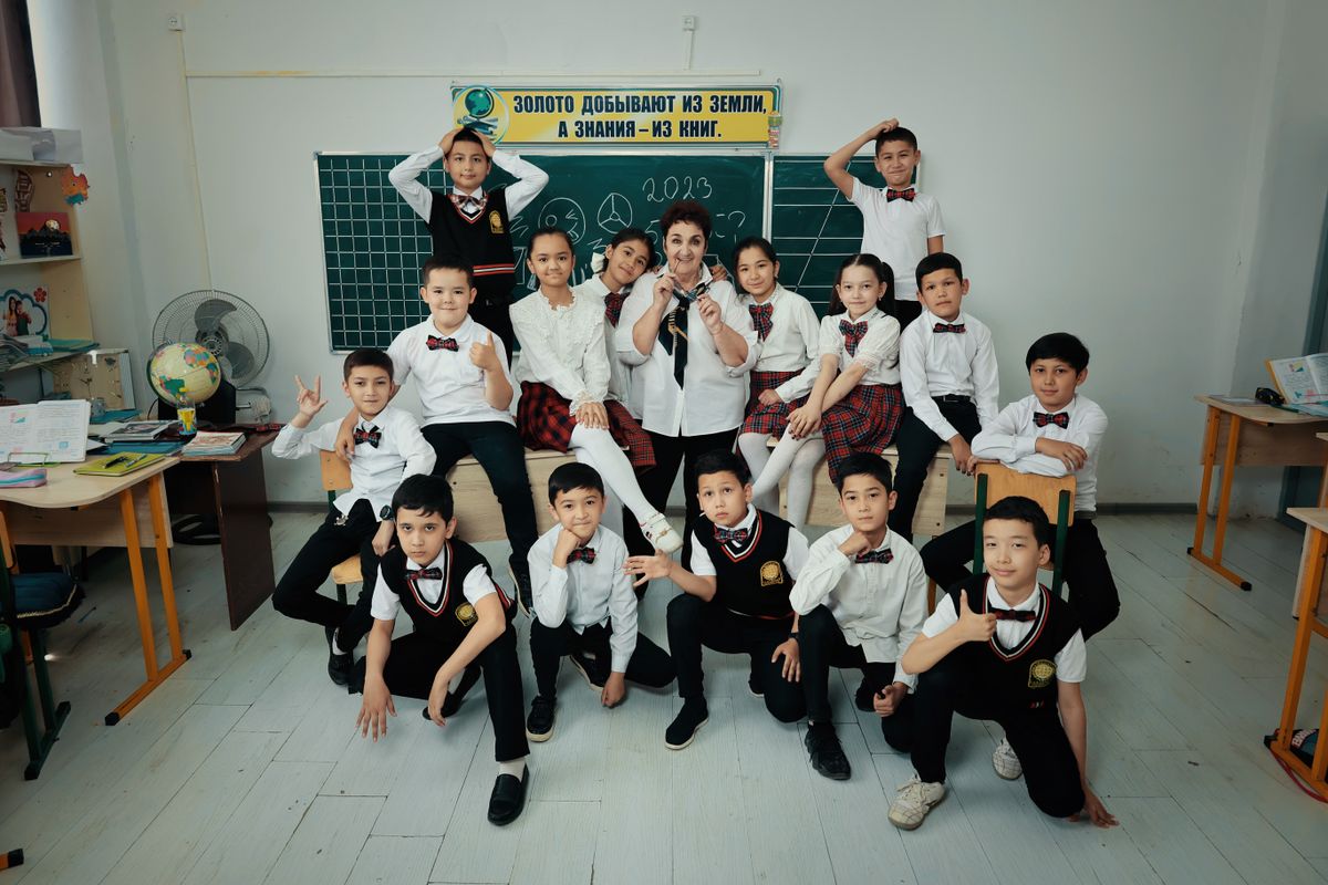 Best TEFL certification for Spain: teacher leading a class at a private language academy, the most common first employer