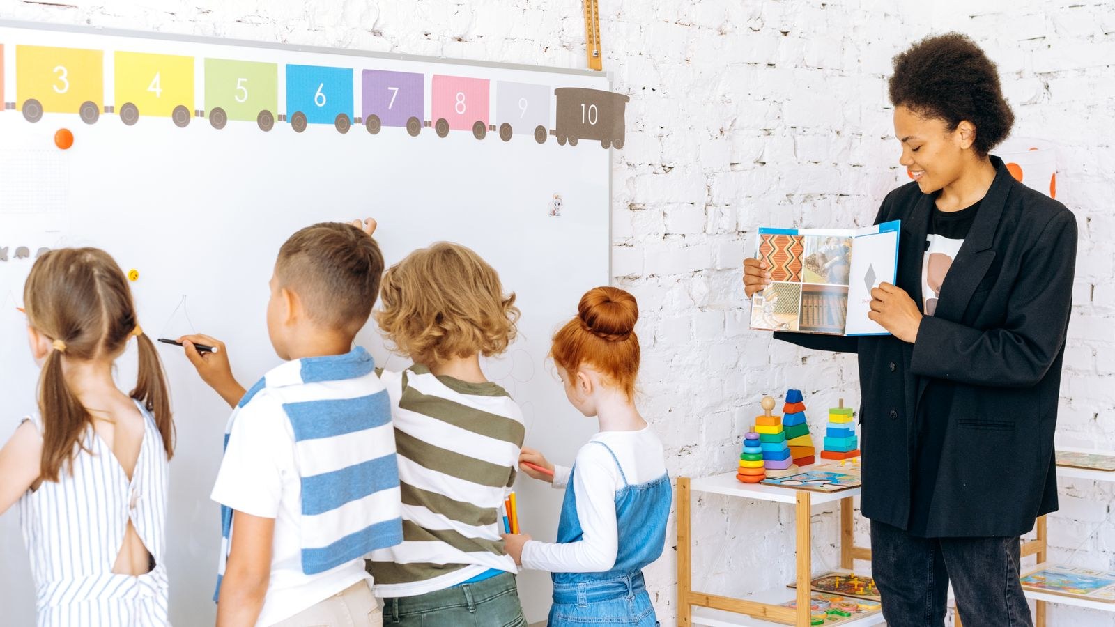 Teacher presenting a topic to students, showing a structured CLIL classroom lesson