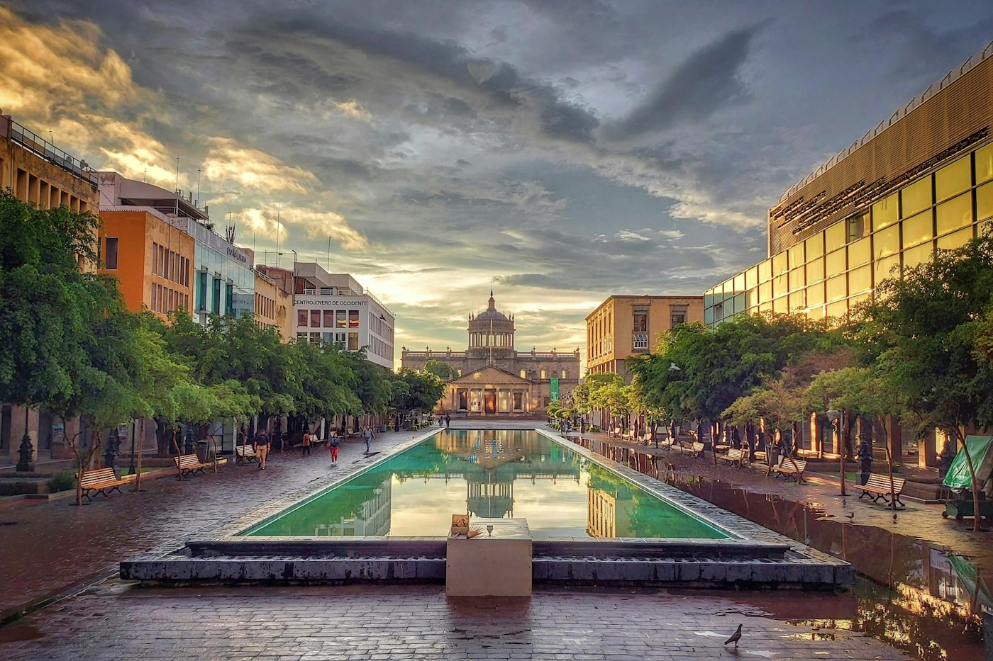 City square with a fountain in Guadalajara, a more affordable Mexican city for English teachers than Mexico City